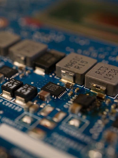 Técnico de D SAT reparando un dispositivo electrónico en Vigo